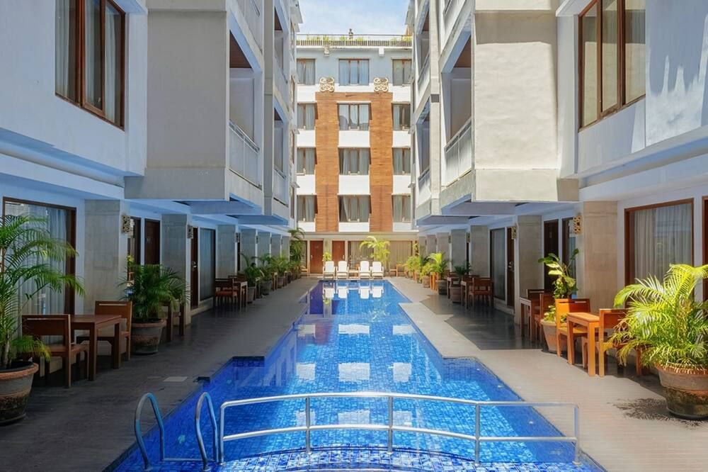 حوض السباحة