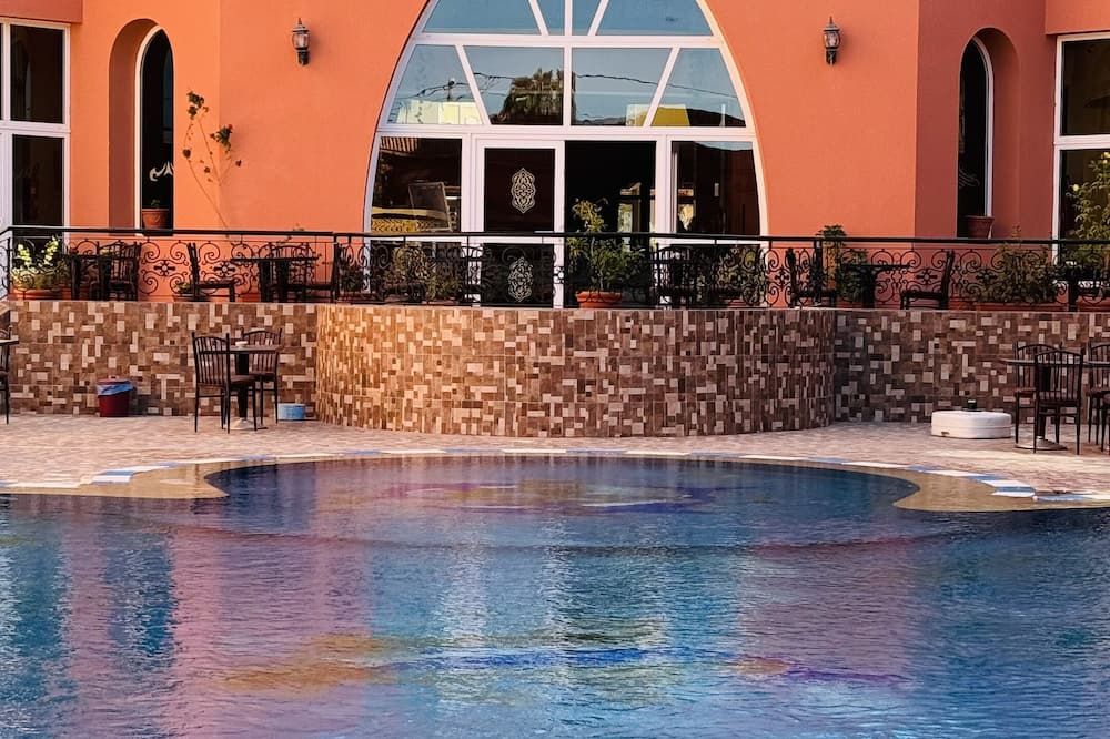 حوض السباحة