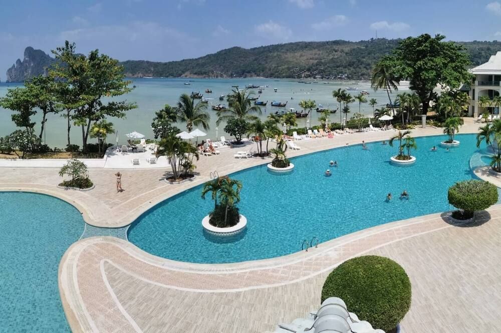 حوض السباحة