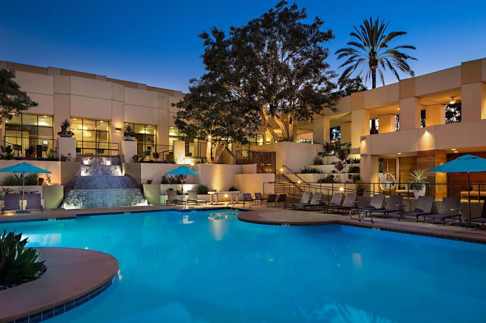 حوض السباحة