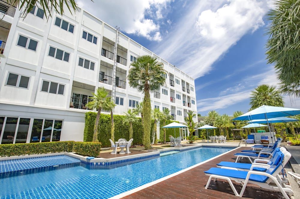 حوض السباحة