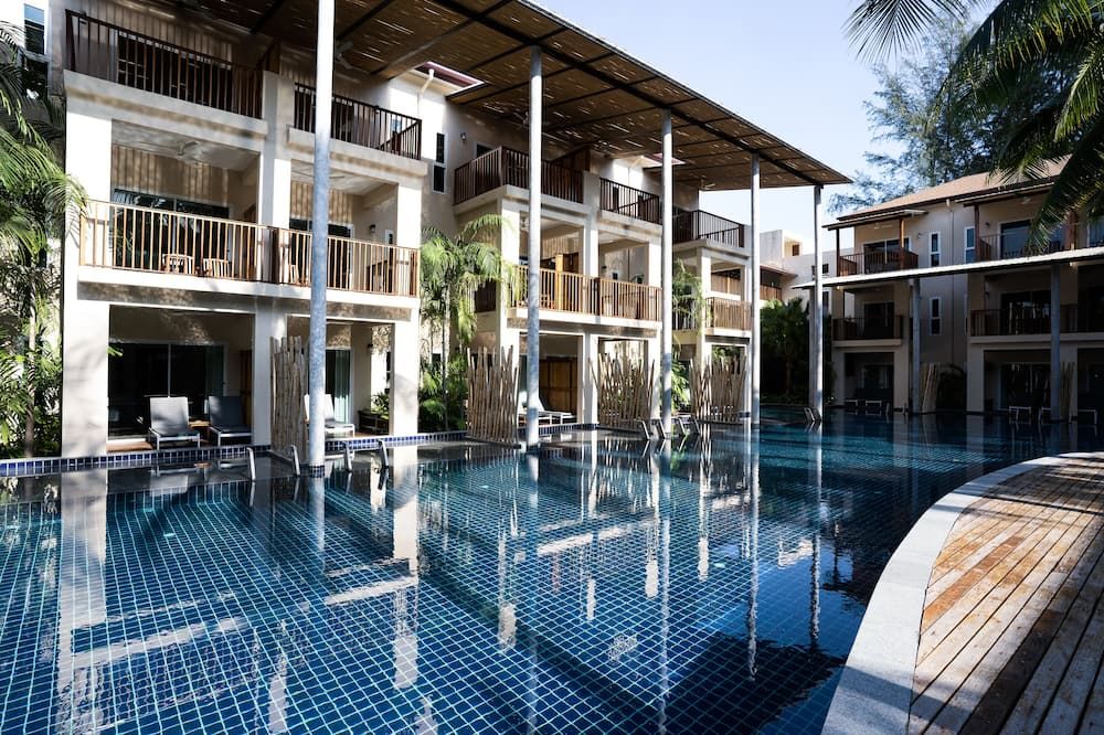 حوض السباحة