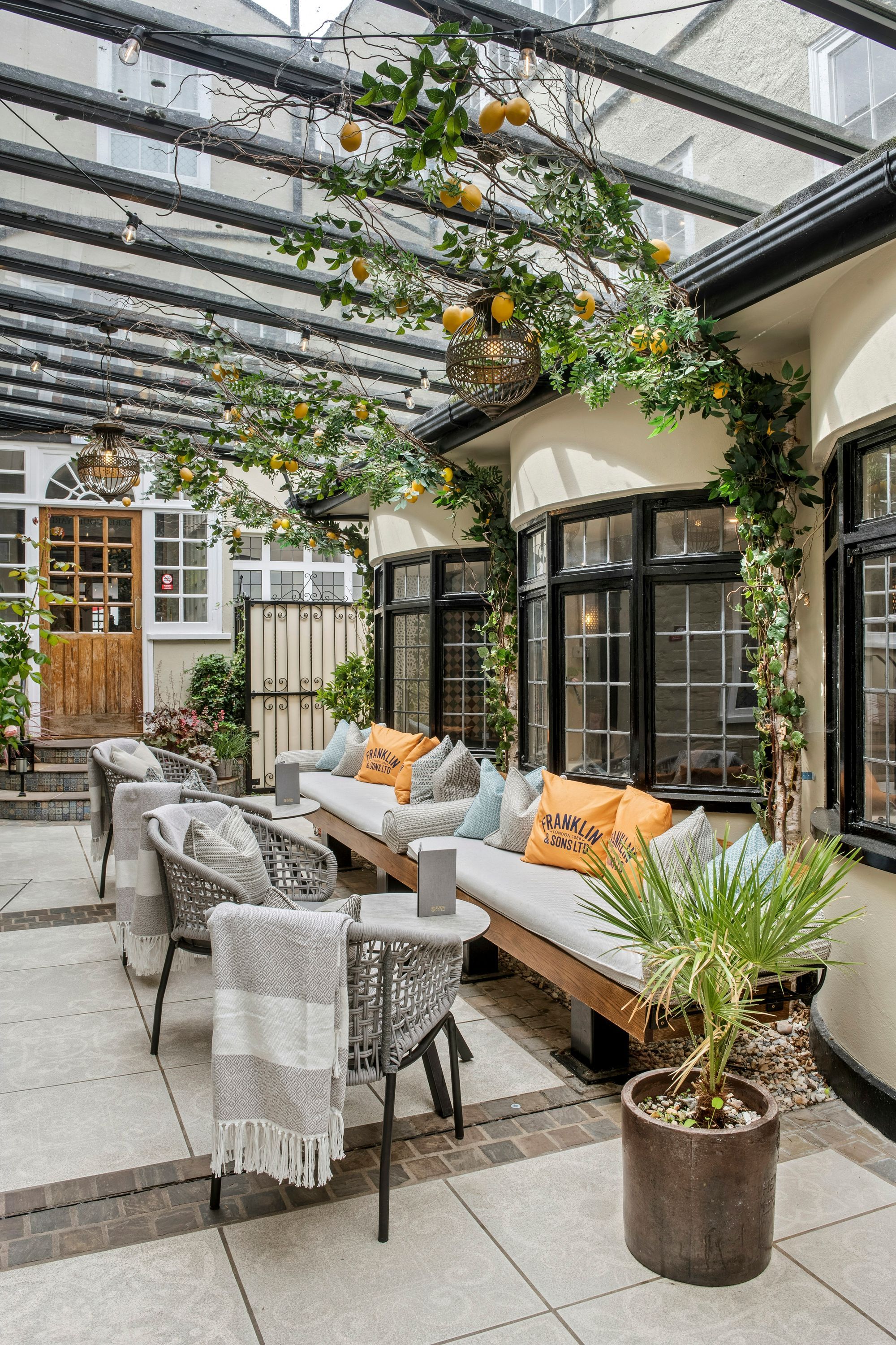 شرفة مرصوفة