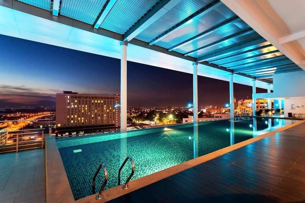 حوض السباحة صورة