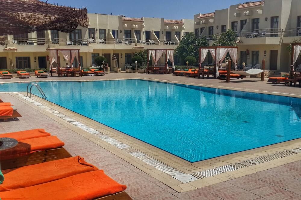 حوض السباحة