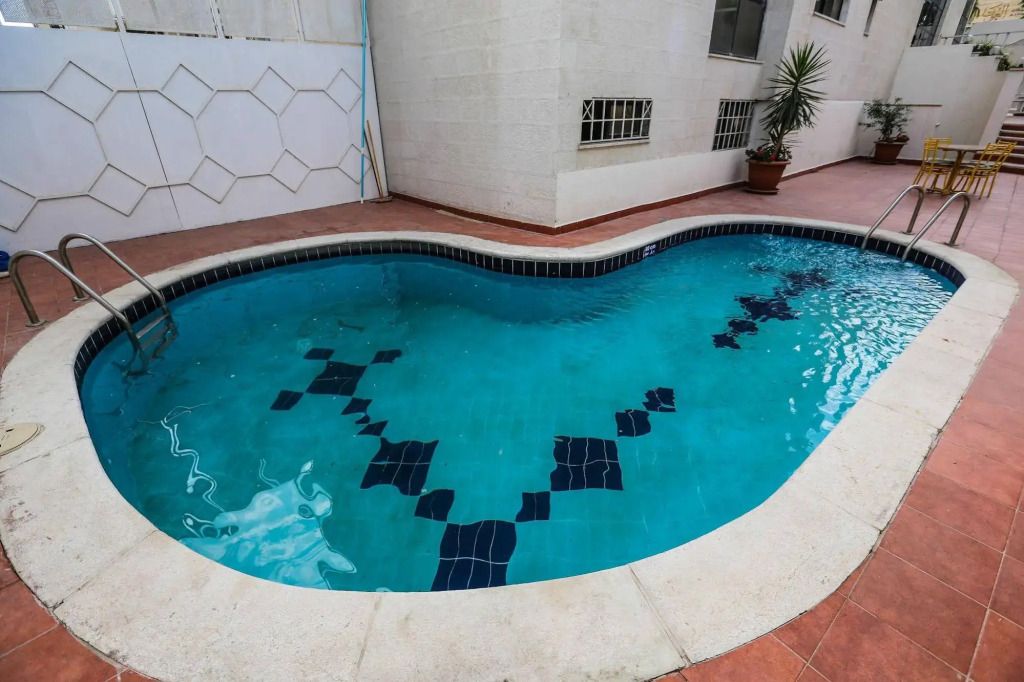 حوض السباحة