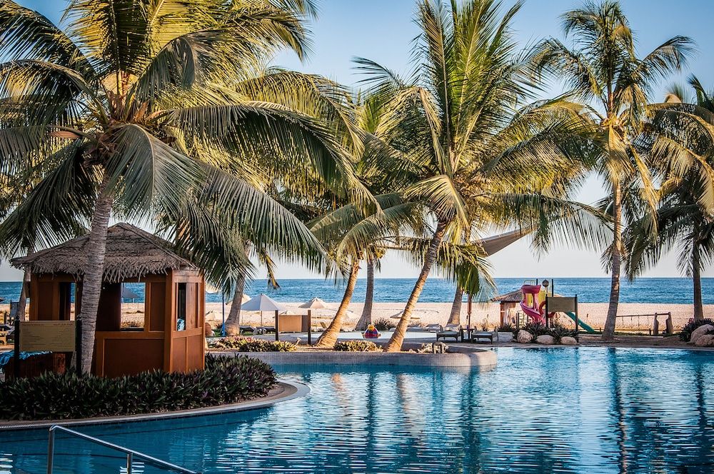 حوض السباحة