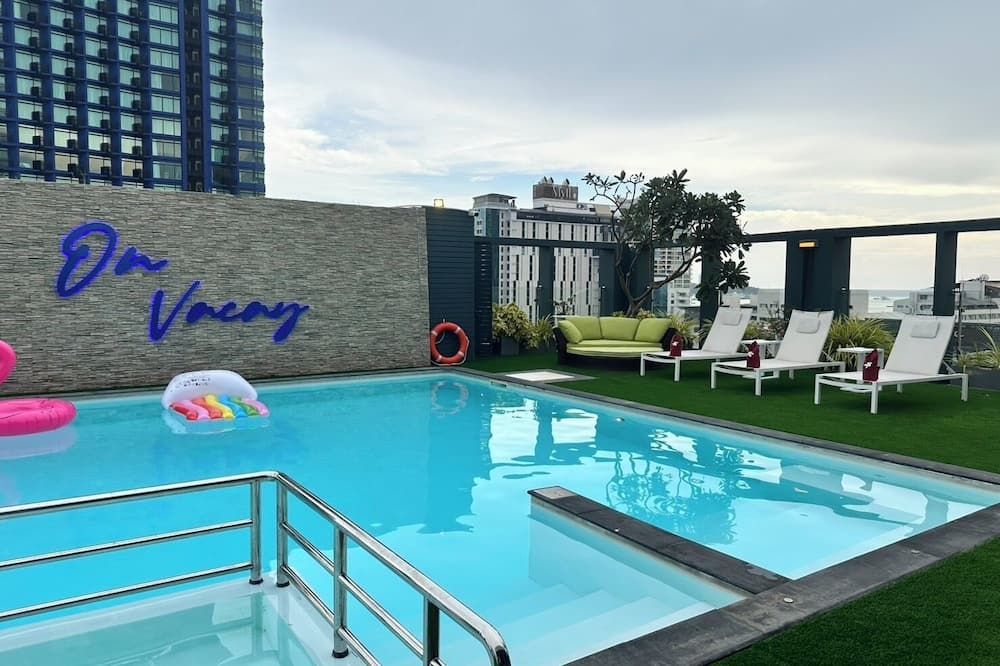 حوض السباحة