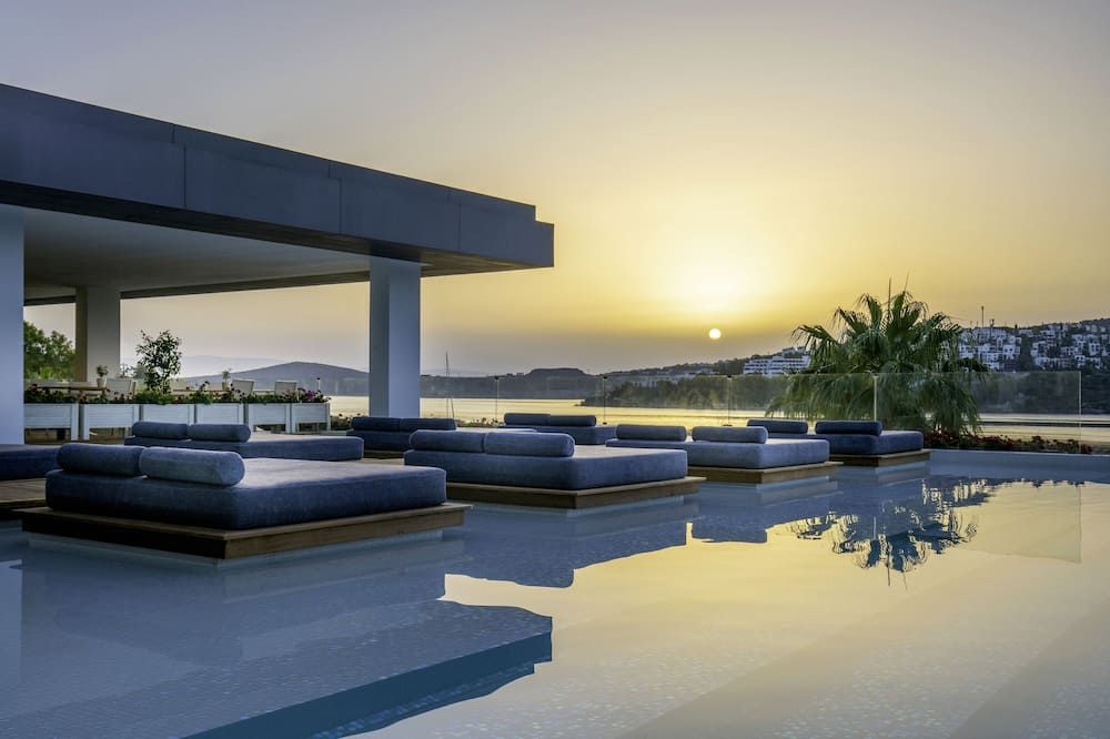 حوض السباحة