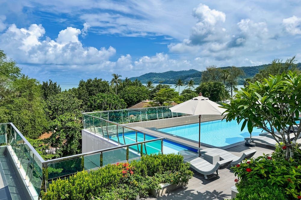 حوض السباحة