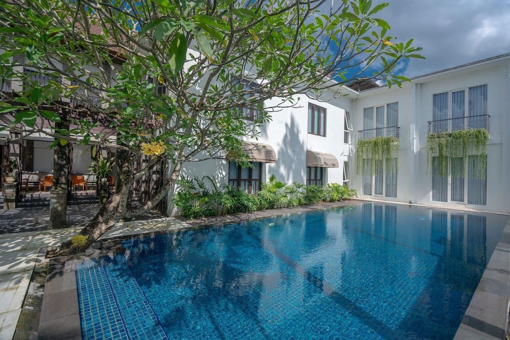 حوض السباحة