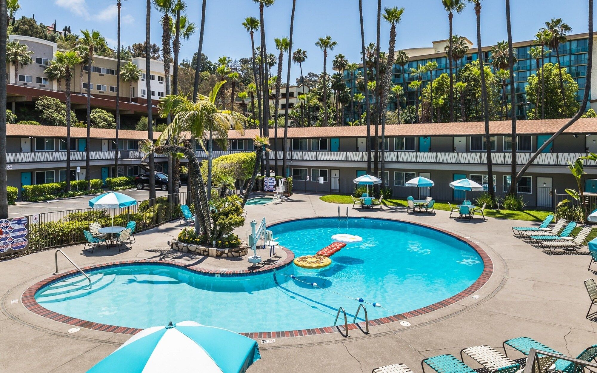 حوض السباحة