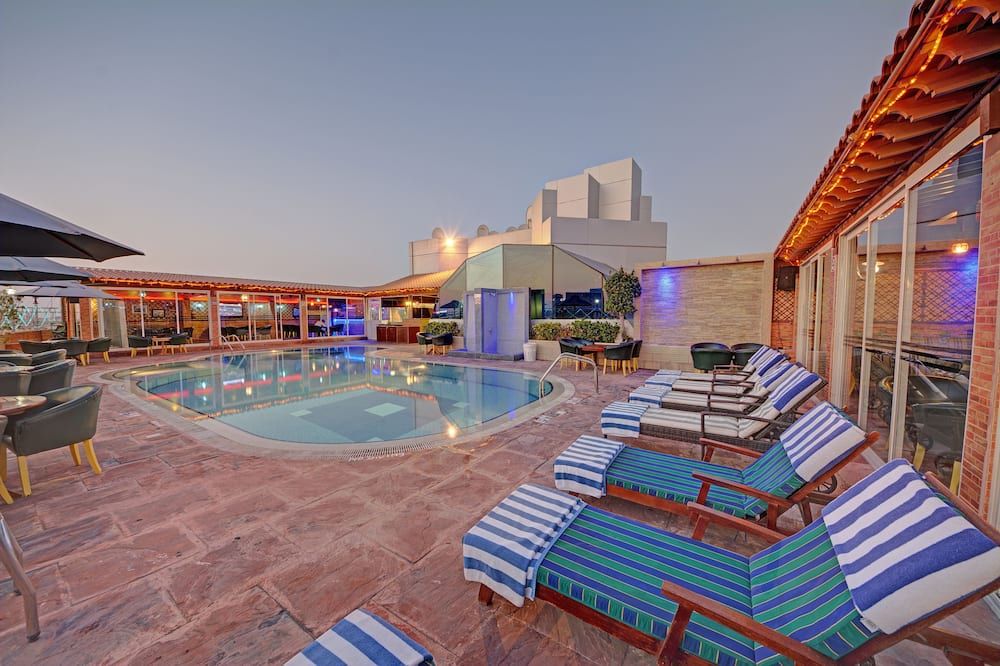 حوض السباحة