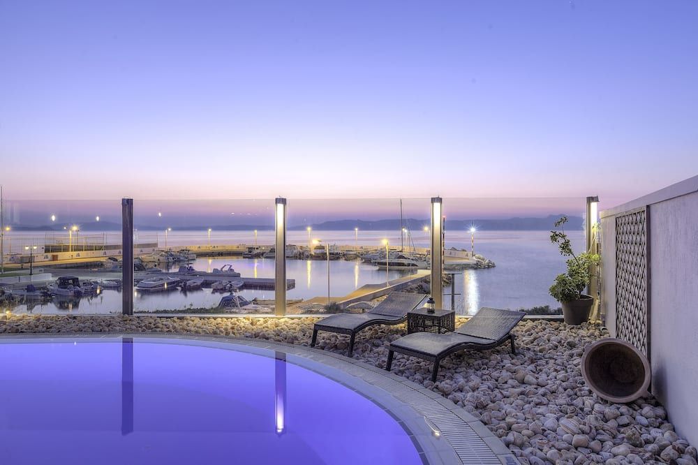 حوض السباحة