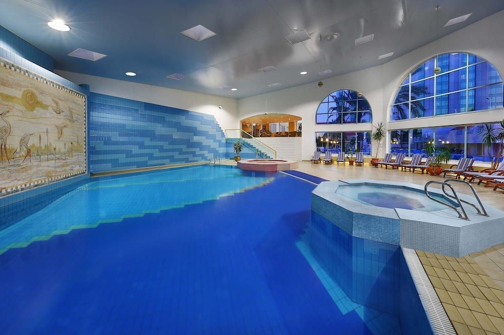 حوض السباحة