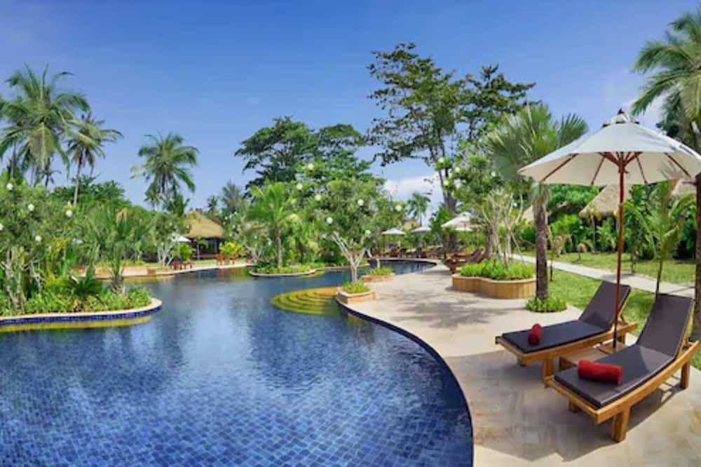 حوض السباحة صورة