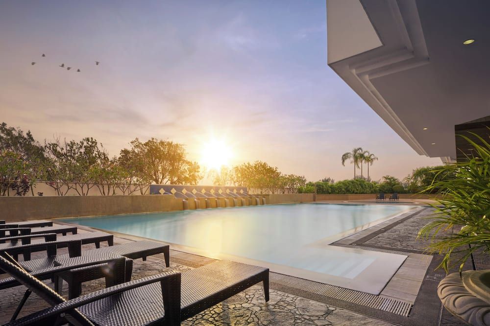 حوض السباحة