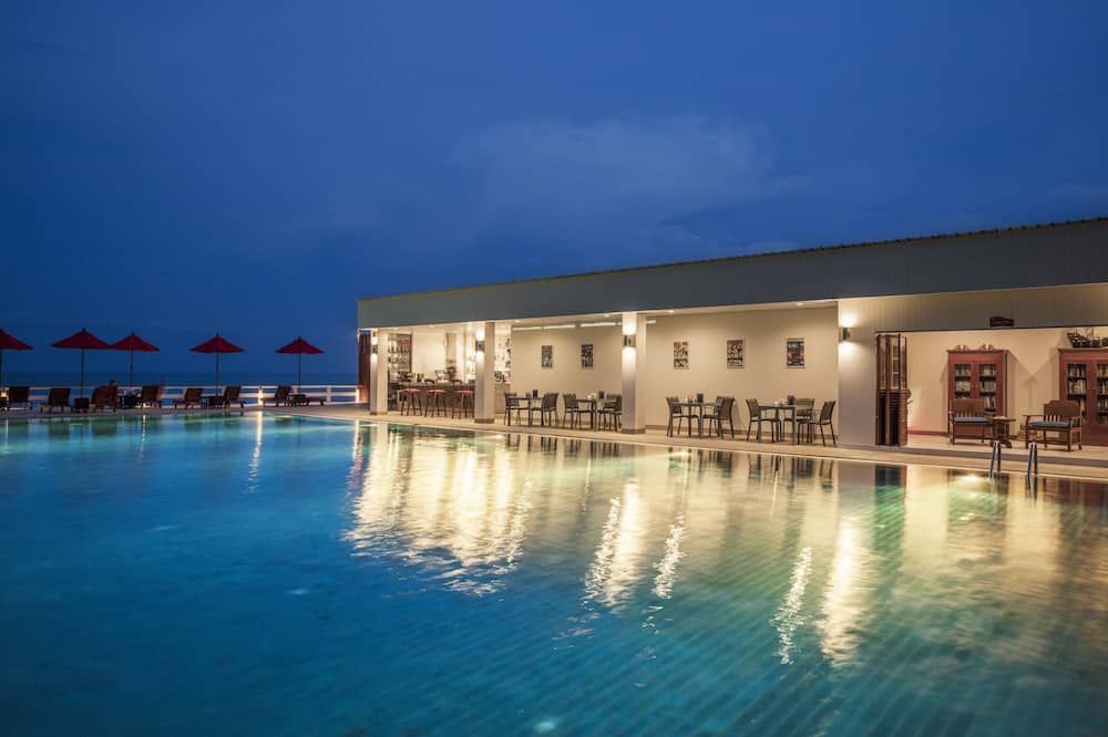 حوض السباحة