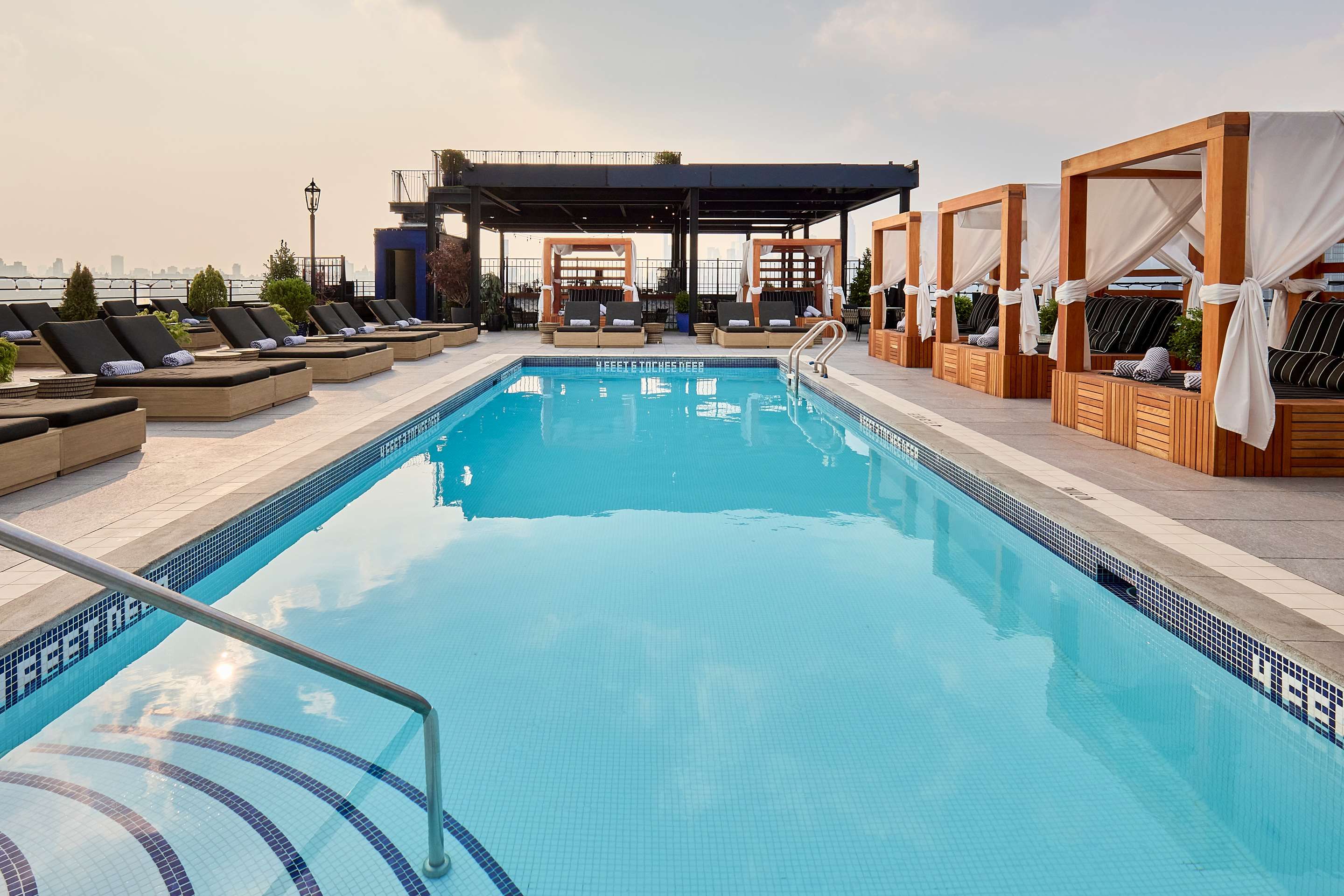 حوض السباحة