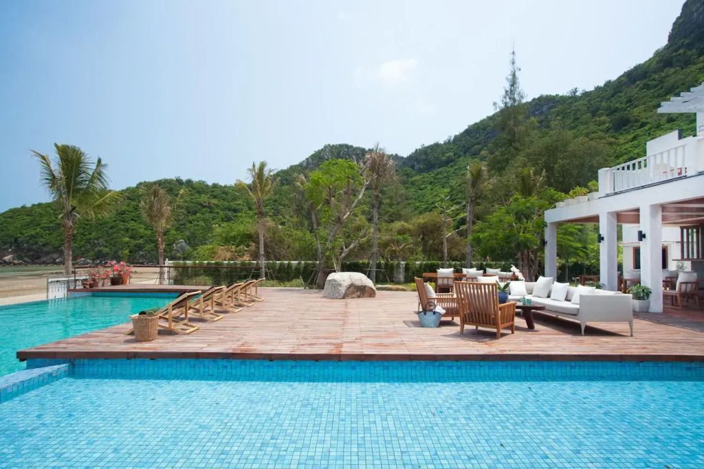 حوض السباحة