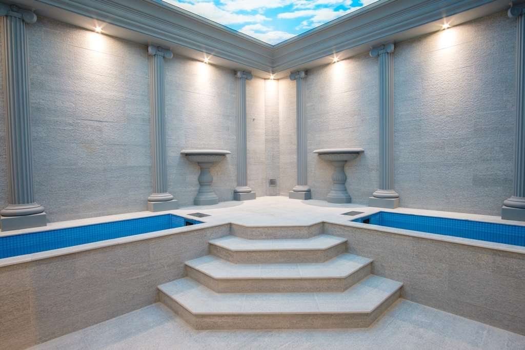 حوض السباحة