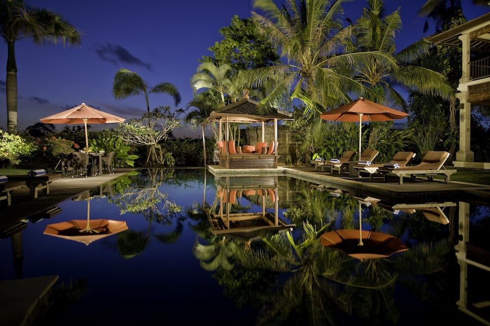 حوض السباحة