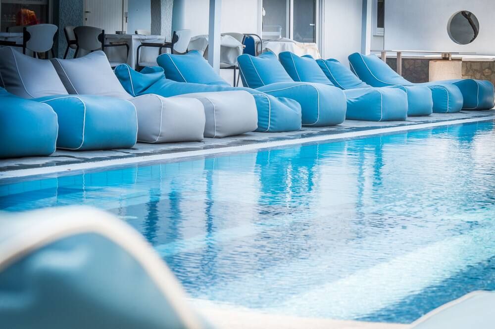 حوض السباحة