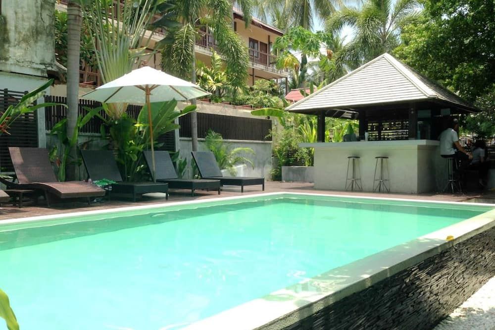 حوض السباحة