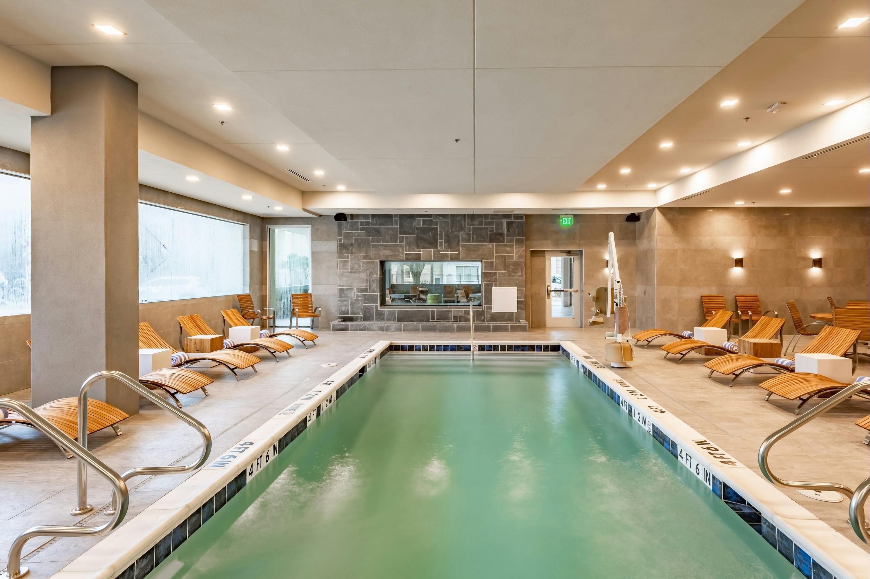 حوض السباحة