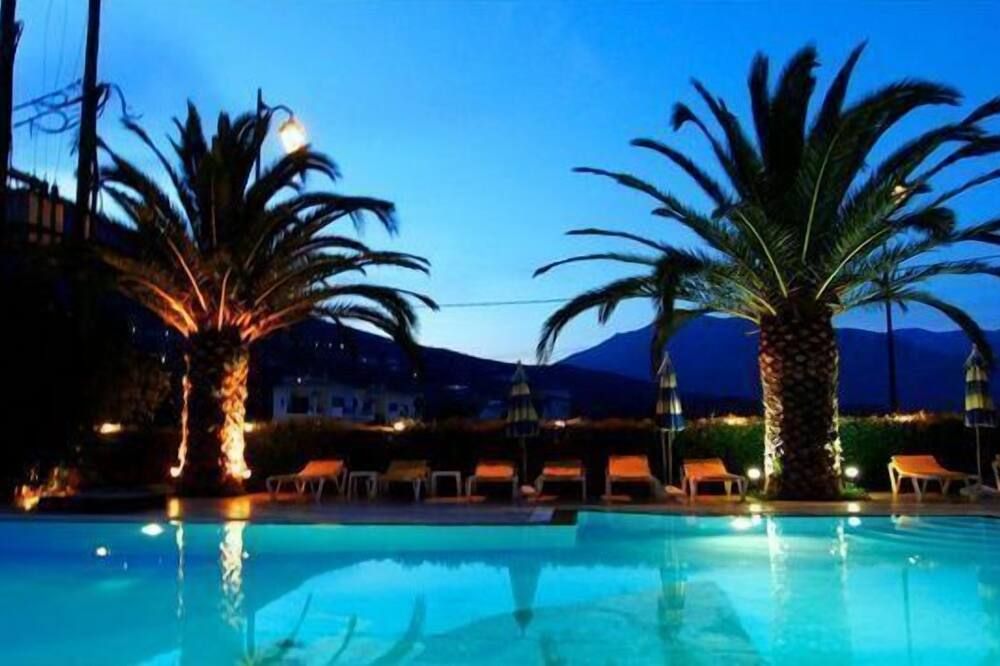 حوض السباحة