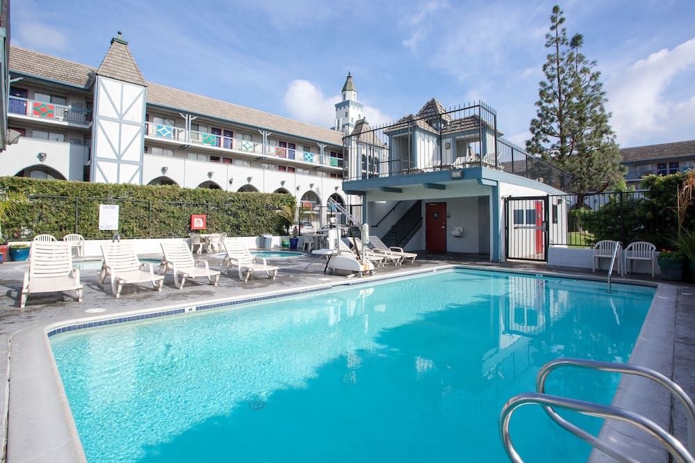 حوض السباحة