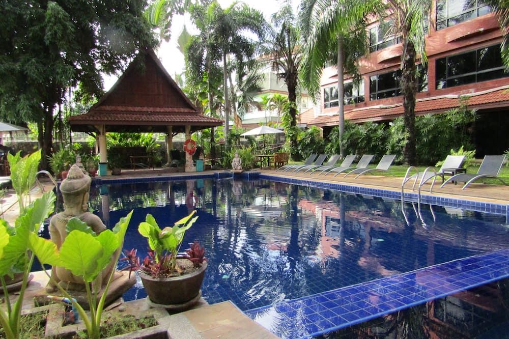 حوض السباحة