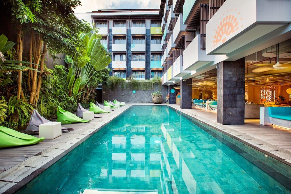 حوض السباحة