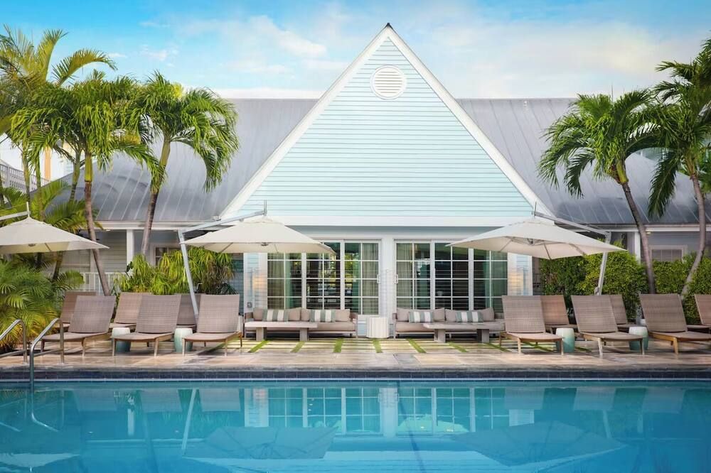 حوض السباحة