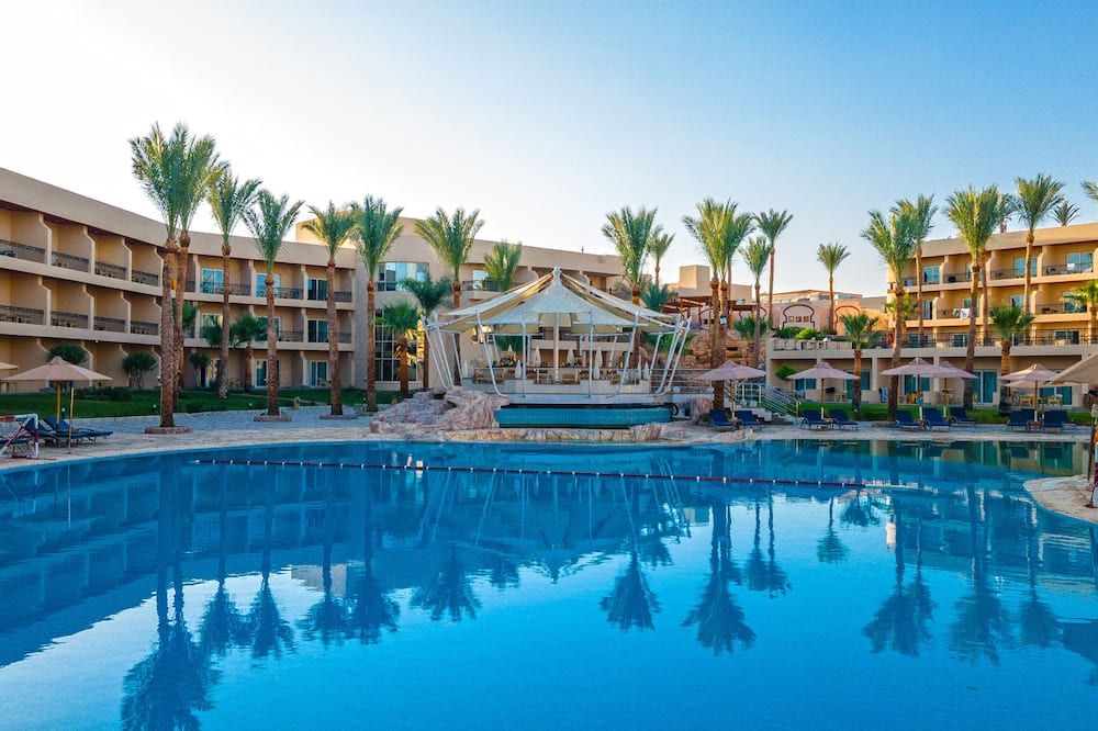 حوض السباحة