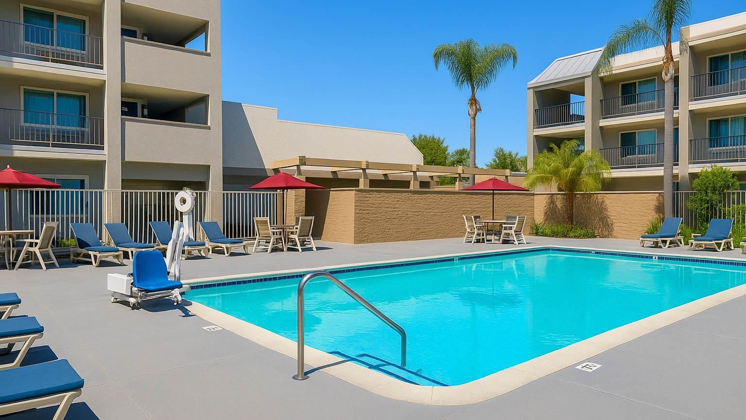 حوض السباحة