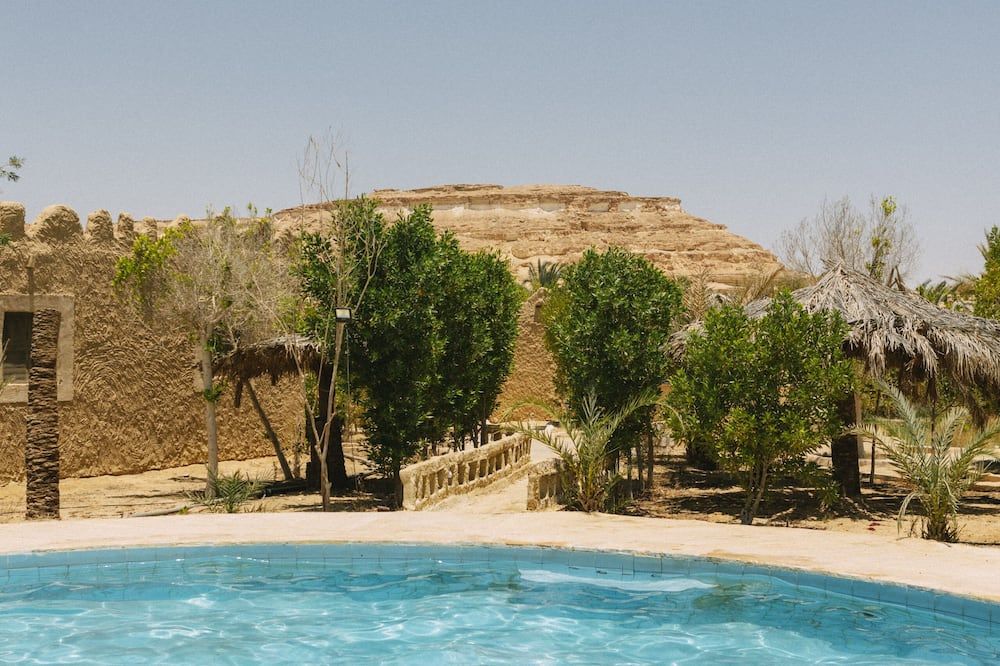 حوض السباحة