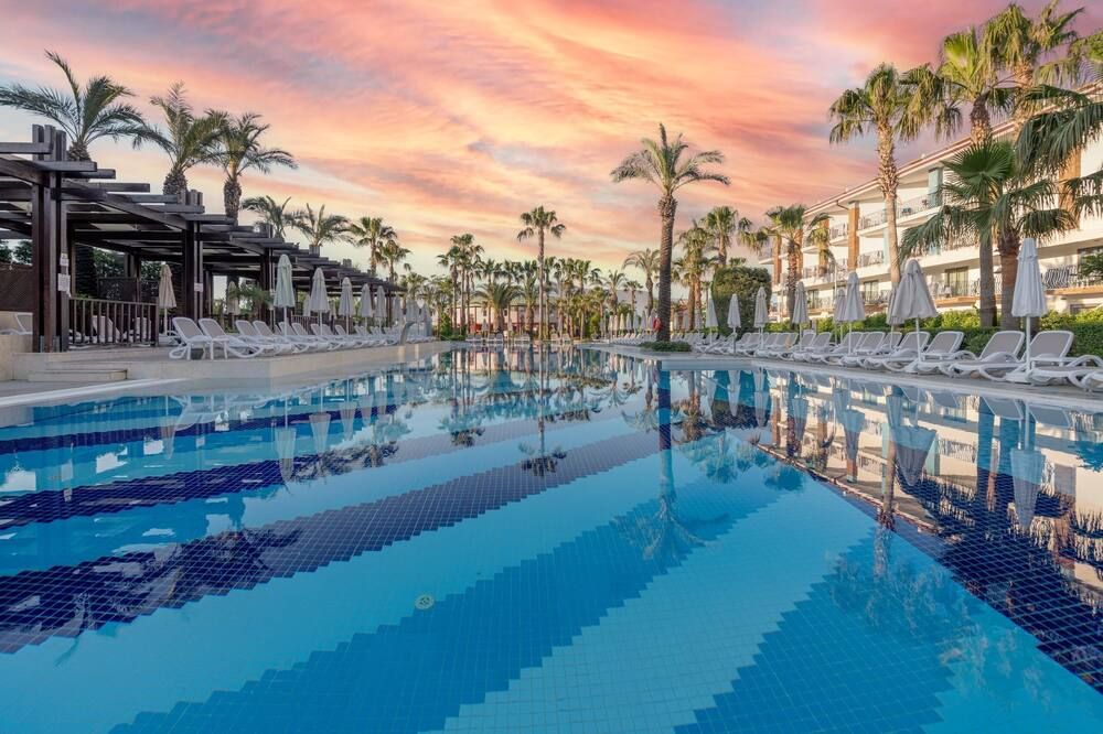 حوض السباحة