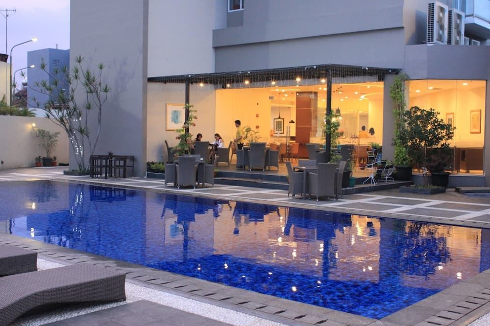 حوض السباحة