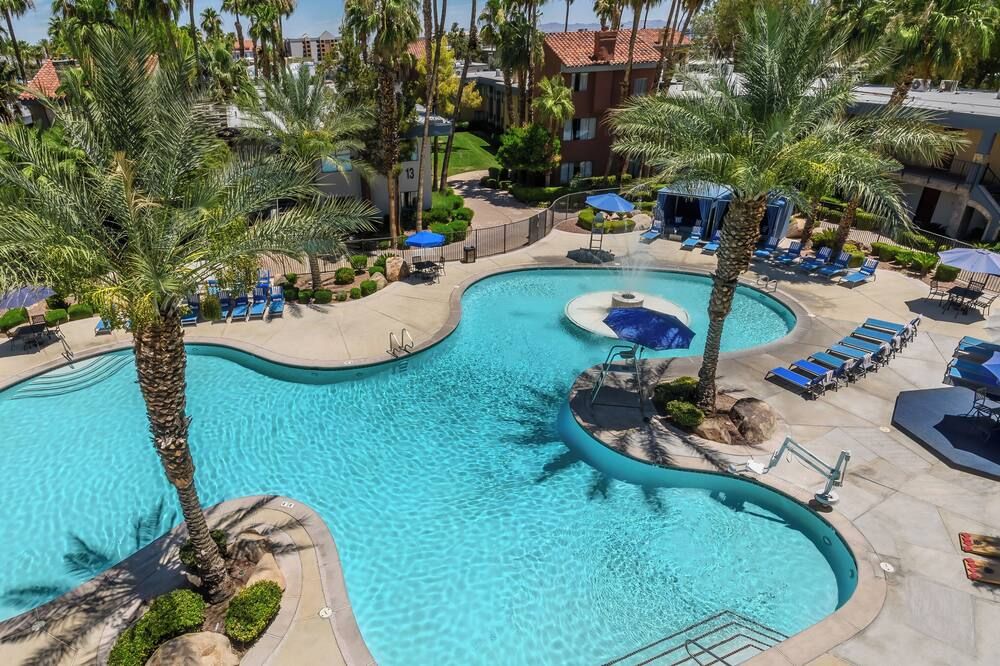 حوض السباحة