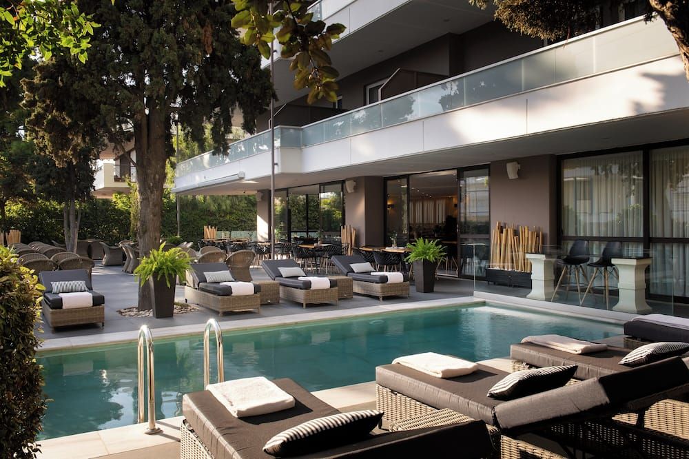 حوض السباحة