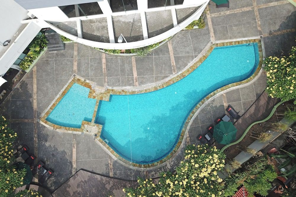 حوض السباحة