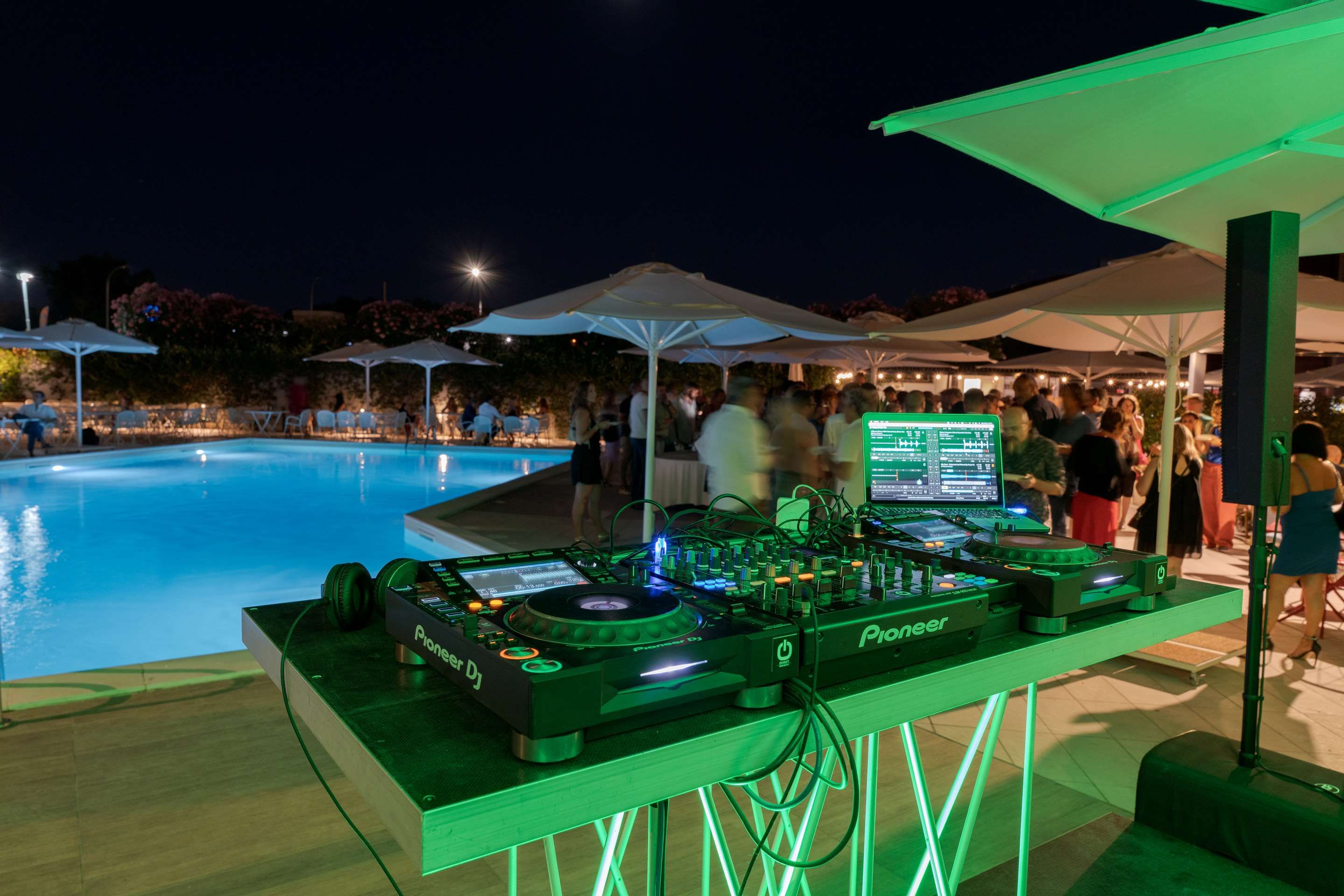 حوض السباحة