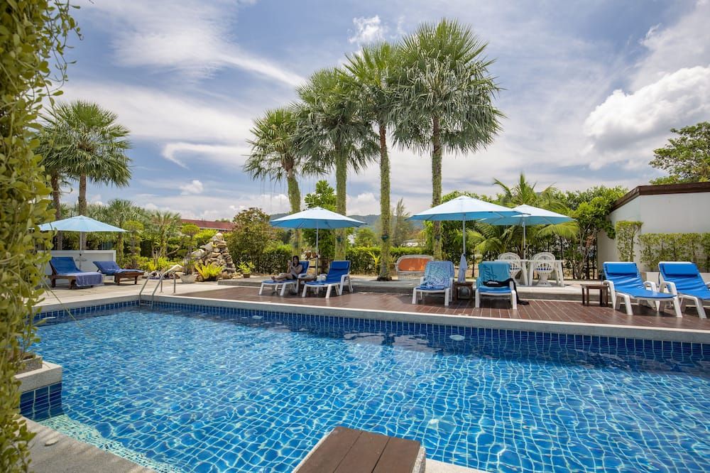 حوض السباحة