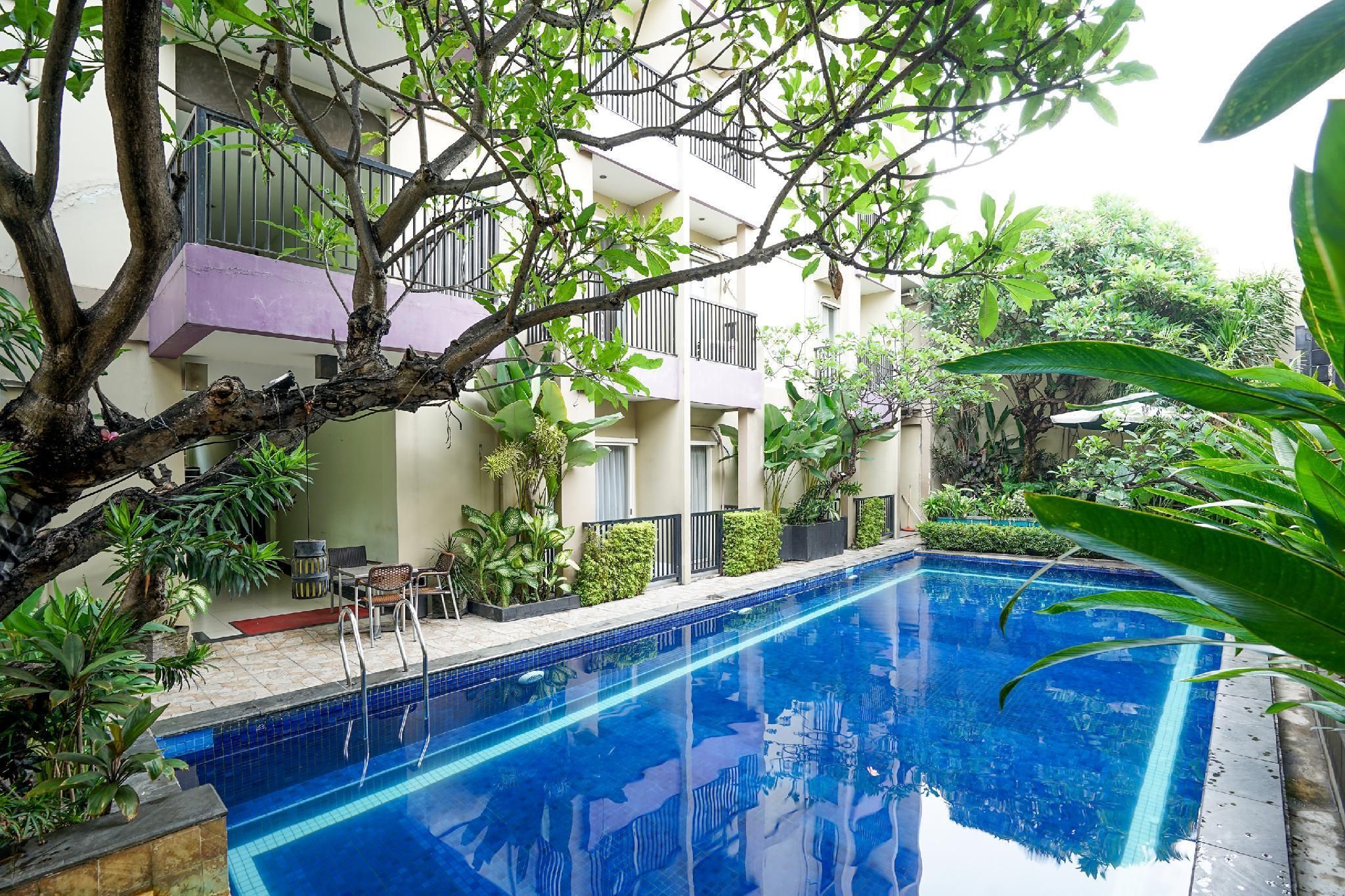 حوض السباحة