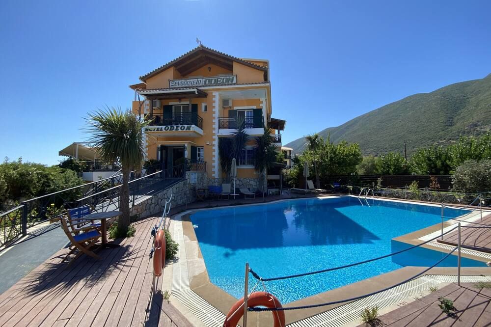 حوض السباحة