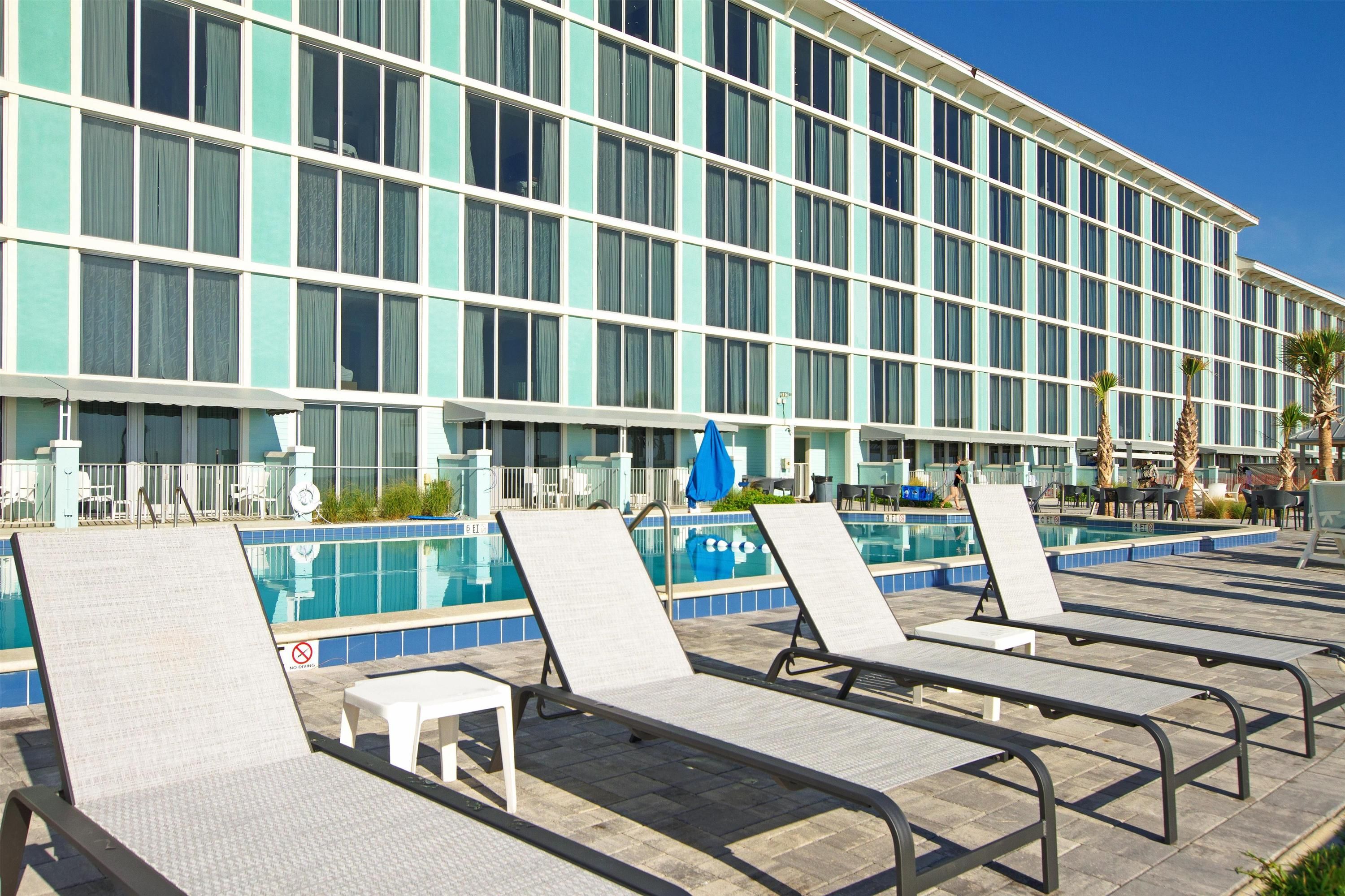 حوض السباحة