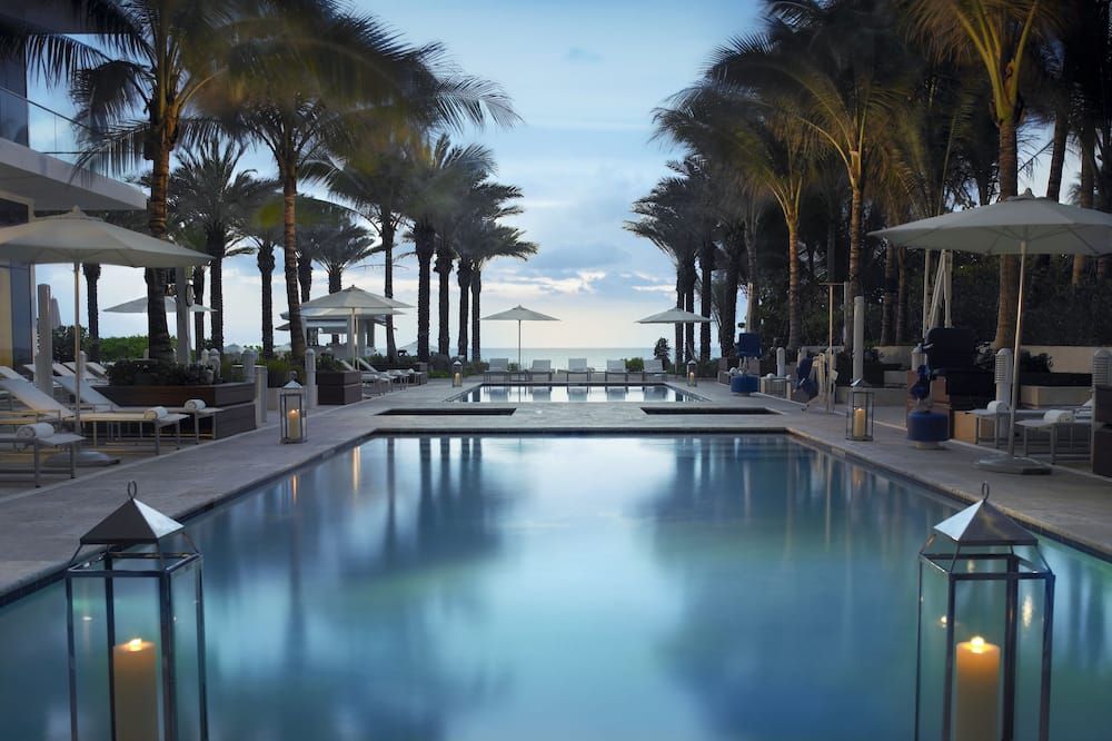 حوض السباحة