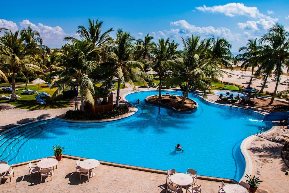 حوض السباحة