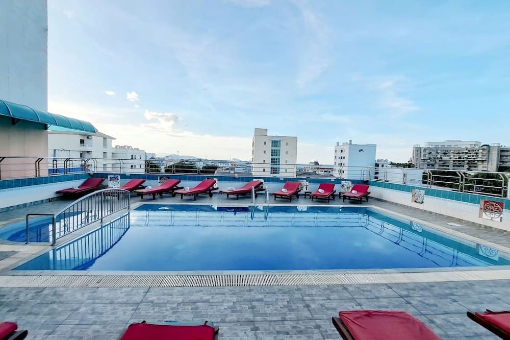 حوض السباحة